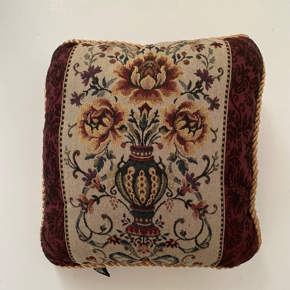 Bess Brand damask  Tapestry One Pillow Vase with flowers design